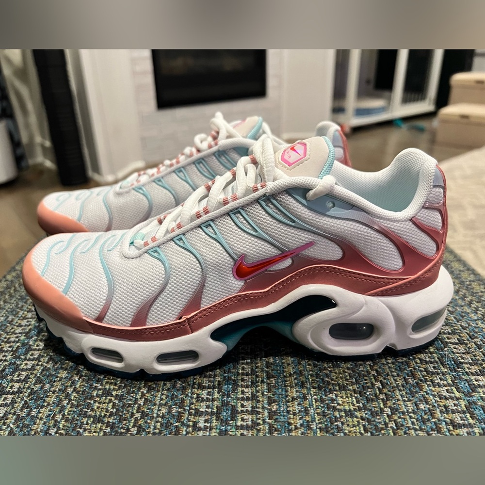 Nike Air Max Plus -Youth Size 4.5Y BRAND NEW (white/siren red-red stardust)